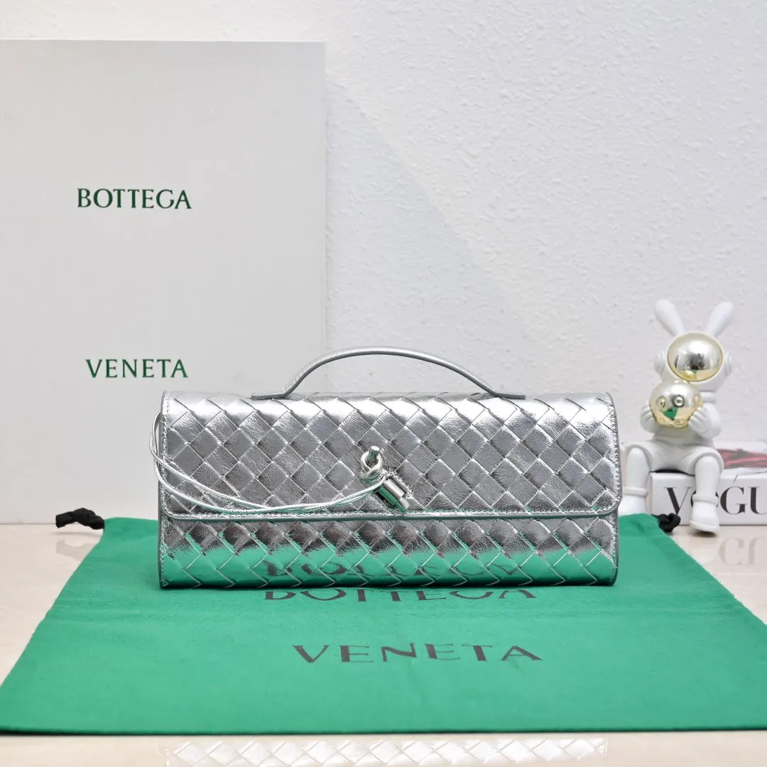 The batch of 1360 BV Andiamo evening handbags has been heavily planted again~ The designer aesthetics in the era of economic downturn are back. I fall in love with it at first sight and can't put it down. It's so beautiful and full of aura. The shape and texture are very competitive. It's light in weight and has sufficient capacity. It's a must-have for fashionistas. It's suitable for many occasions, minimalist, high-end and light luxury. Model No.: 741511 Size: 31*13*3cm